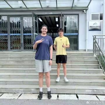 When I saw Pan Zhanle standing next to Zhang Ziyu, I finally understood why overseas Chinese friends keep complaining about regional restrictions