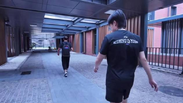 Caught on Camera! Wang Chuqin’s Hilarious Reaction When Discovering He’s Being Secretly Filmed by Teammate