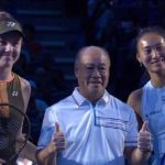 Li Ning Serves as Coin Toss Guest for Zheng Qinwen’s China Open Match