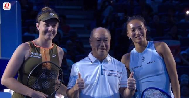 Li Ning Serves as Coin Toss Guest for Zheng Qinwen’s China Open Match