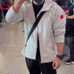 When a world champion does eye exercises at the airport, I suddenly realized: this is the real Olympic spirit