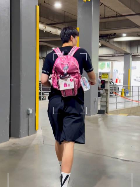 Yang Hansen’s Pink Backpack Dance Delights Fans