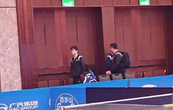 Fan Zhendong's Calm Preparation for Men's Singles Semifinal