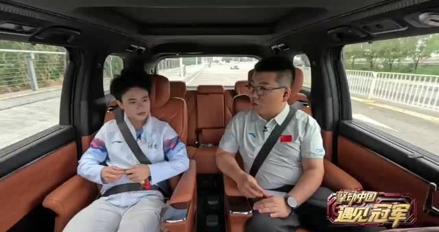 The Three Gold Medals of Weightlifting Champion Hou Zhihui: A Journey of Perseverance