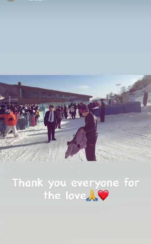 When I saw Su Yiming throwing his jacket to fans, I suddenly remembered my first winter abroad – that feeling of warmth across thousands of miles