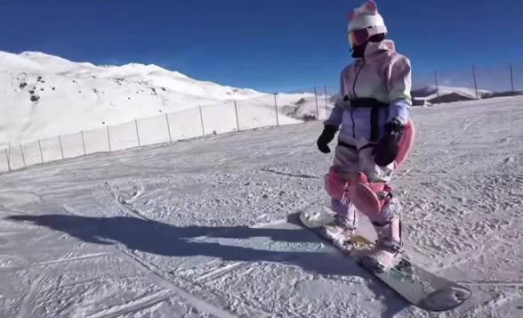 When Olympic Diver Quan Hongchan Hits the Slopes – The Adorable Truth Behind Those Viral Falls!