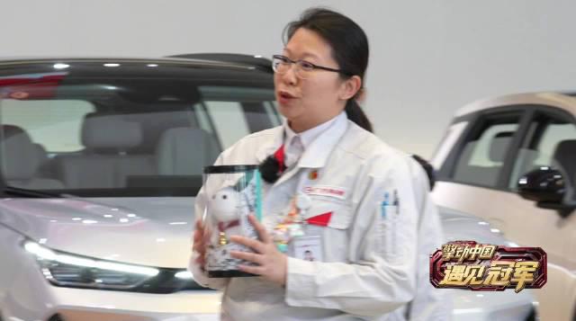 When I saw the little gymnast crying on screen, I suddenly remembered my own childhood: sometimes, a small gift is more healing than a trophy